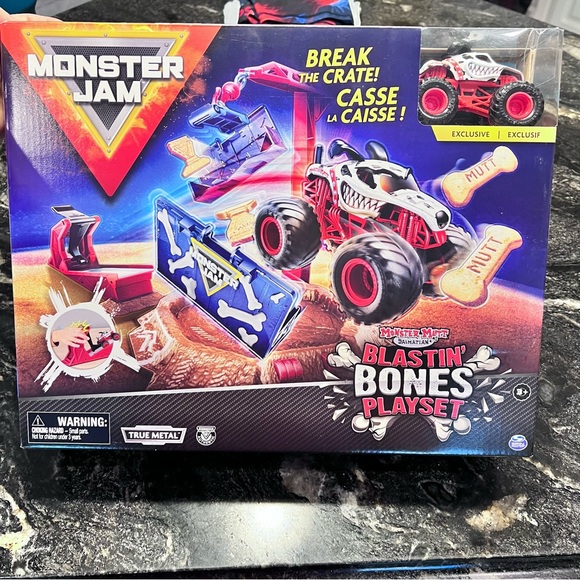 NEW!! Monster Jam Monster Mutt Blasting Bones Playset - Picture 1 of 4